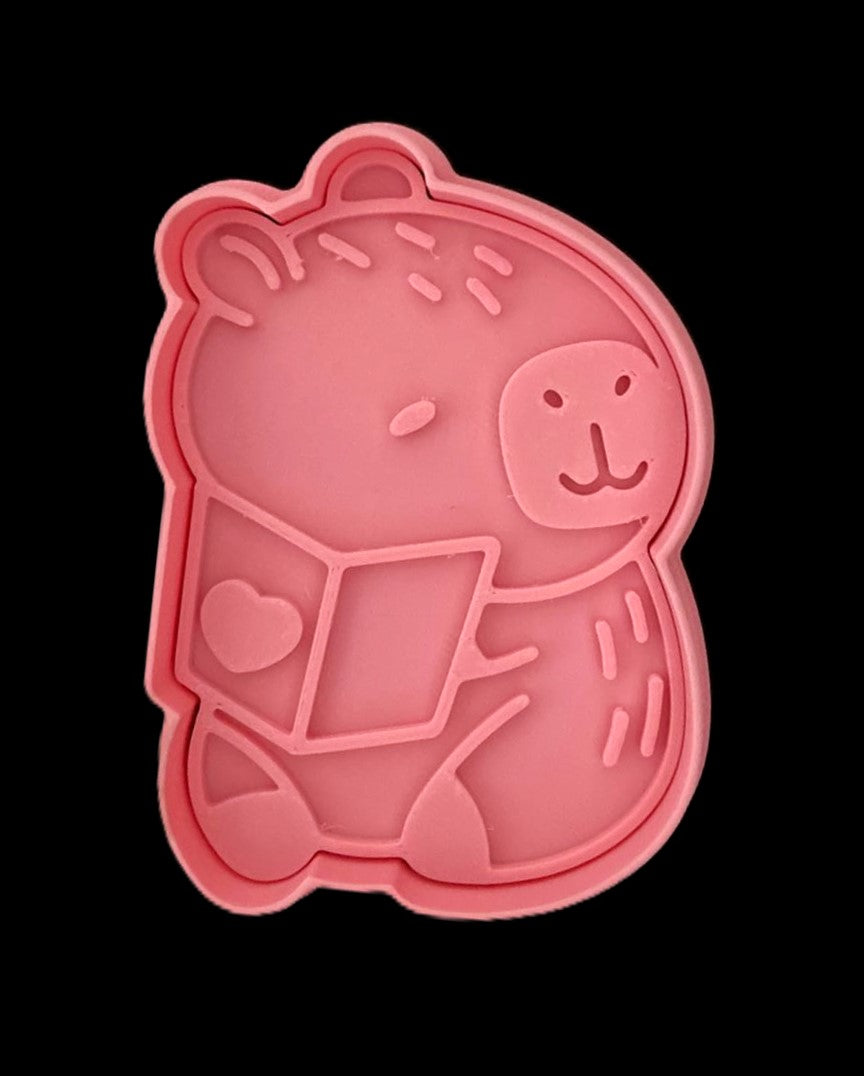 Capibara con Libro Cortador de Galletas
