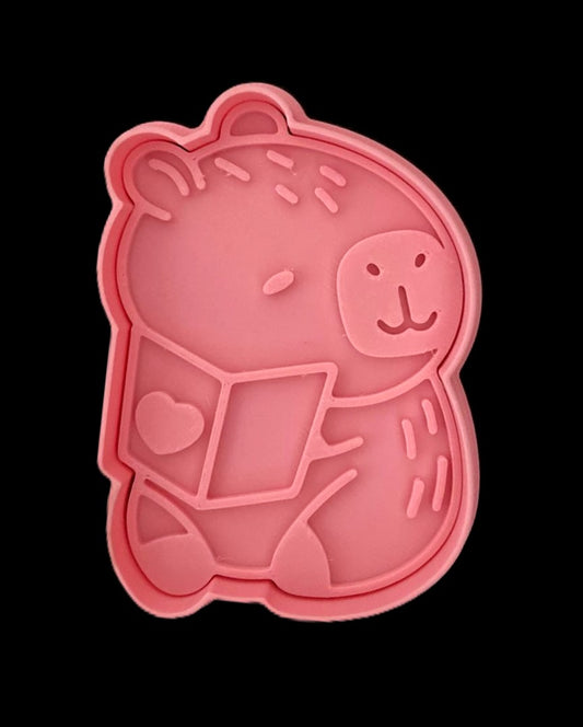 Capibara con Libro Cortador de Galletas