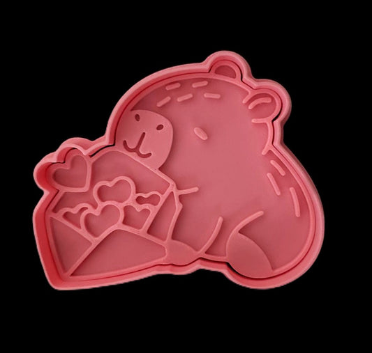 Capibara con Sobre y Corazones Cortador de Galletas